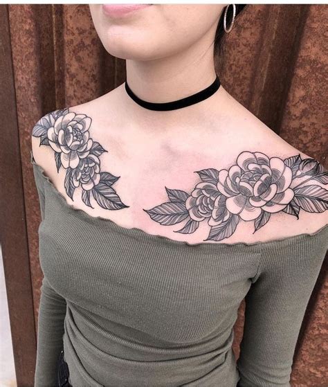 tatuajes en el pecho pequeos para mujeres|Tatuajes de pecho de mujer